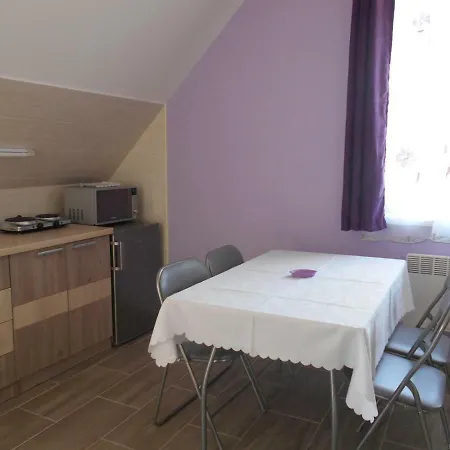 Irisz Es Mark Apartman *