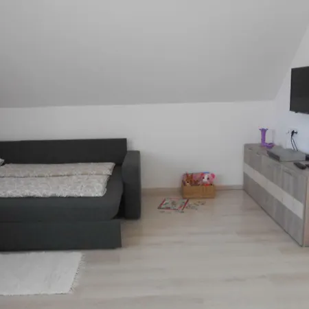 Irisz Es Mark Apartman *